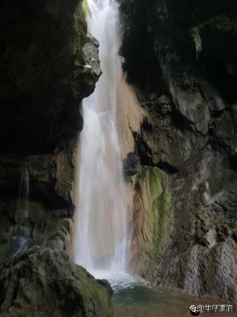 水帘白瀑如饥似渴般的震撼美景